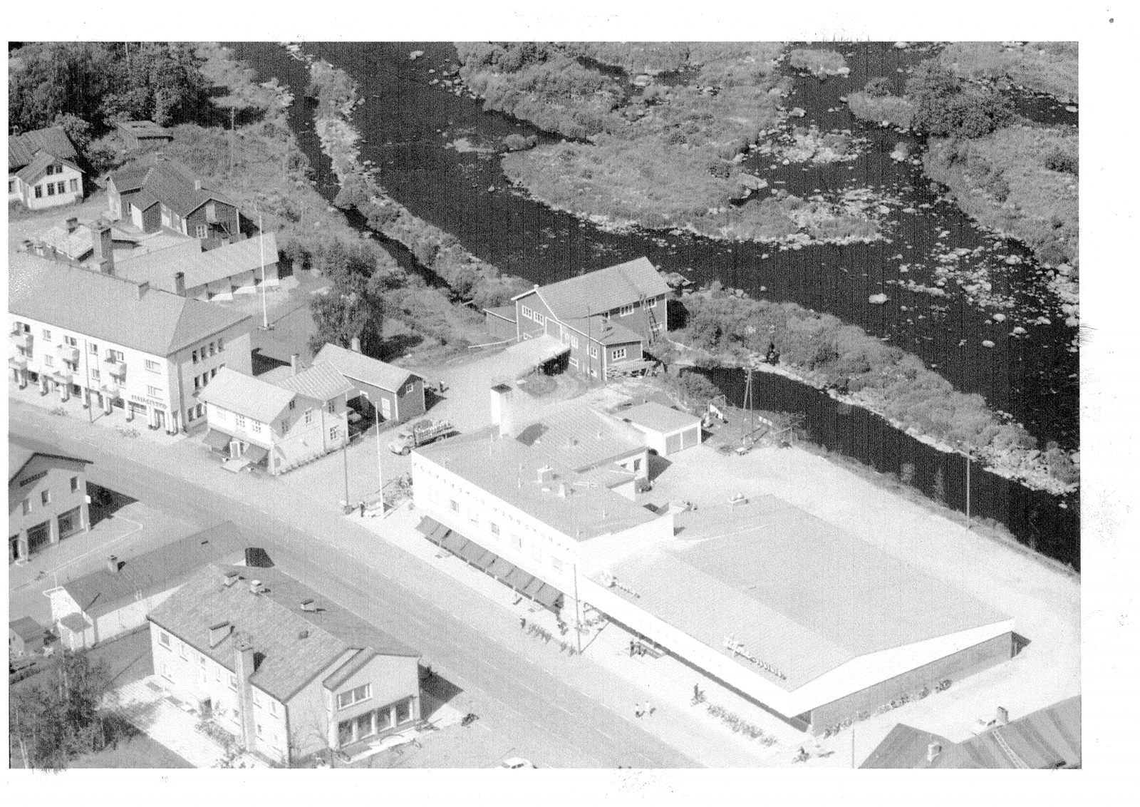 Mustavalkoinen ilmakuva Ylivieskan keskustasta joen varrella 1960-luvulla
