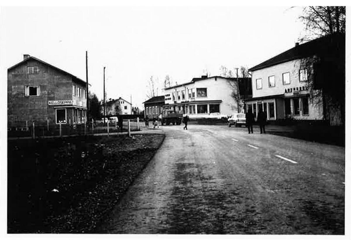 Mustavalkoinen katunäkymä Ylivieskan keskustasta, liikkeiden kylttejä