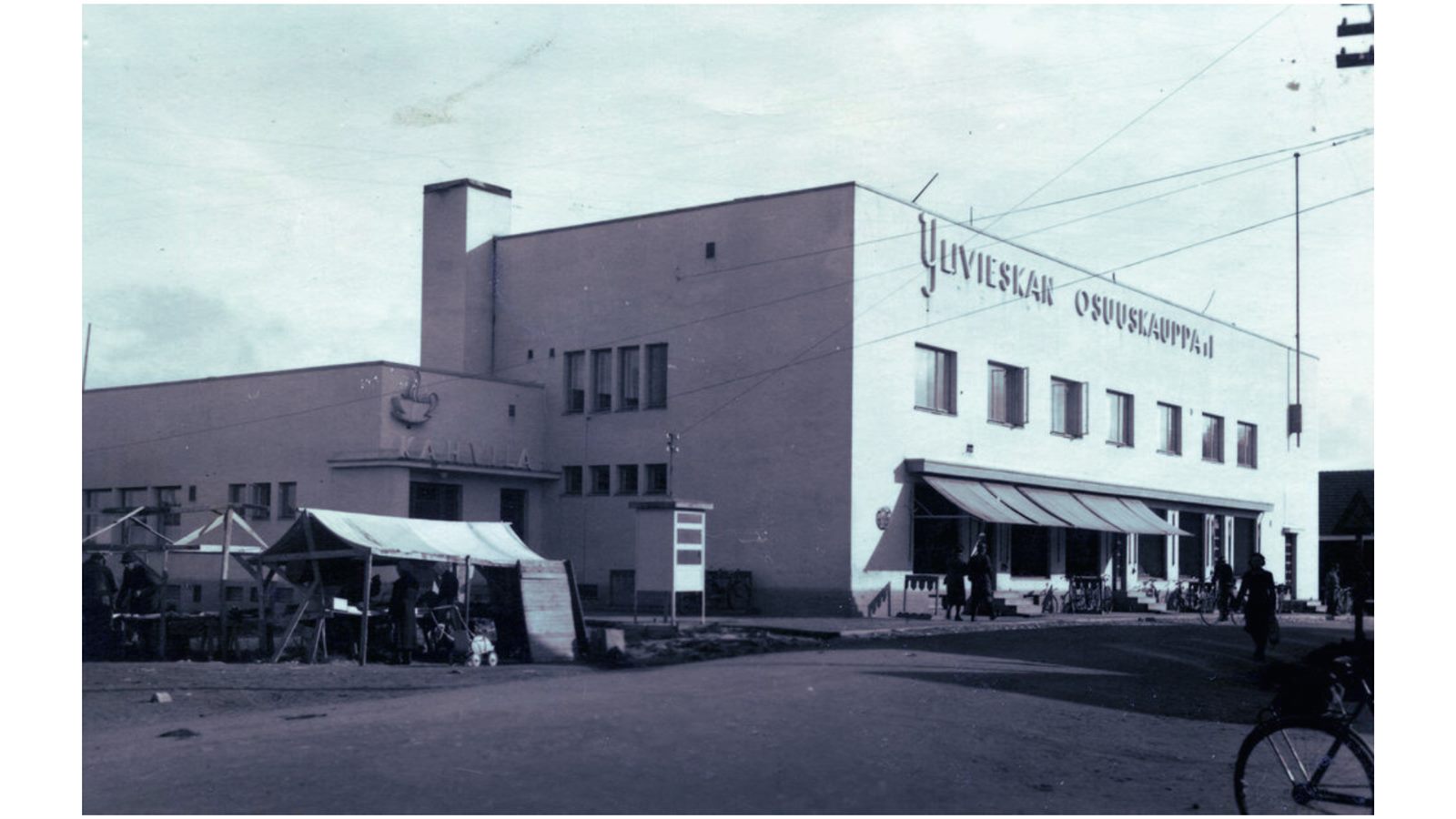 Ylivieskan Osuuskaupan rakennus ja kahvila, mustavalkoinen valokuva