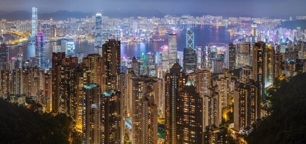 Hongkongin valaistu keskusta ja Victoria Harbour illalla Victoria Peakiltä kuvattuna